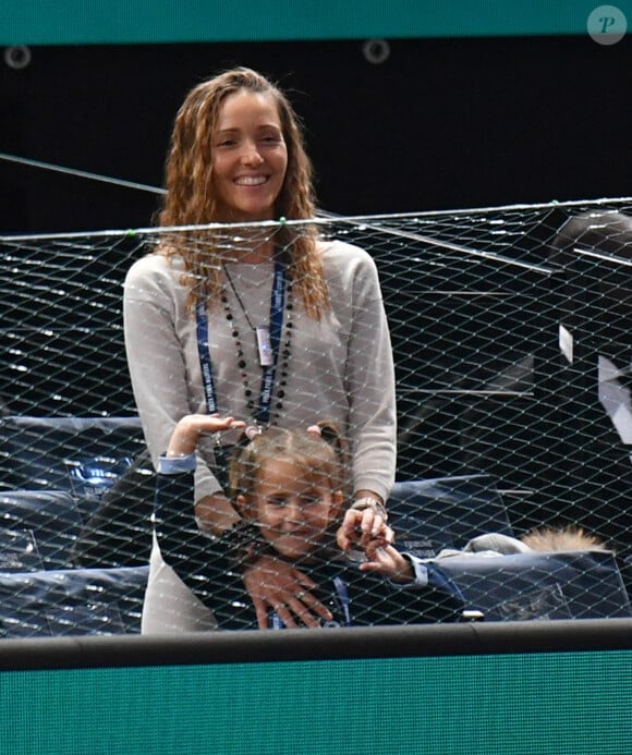 Jelena Djokovic et sa fille Tara - Novak Djokovic remporte son match contre l'américain Taylor Fritz lors du Rolex Paris Masters 2021 le 5 novembre 2021. © Veeren / Bestimage 