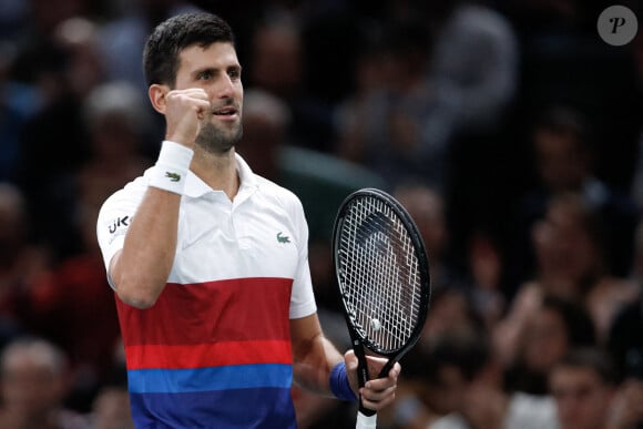 Le Serbe Novak Djokovic se hisse en demi-finale en battant l'Américain Taylor Fritz (6-4, 6-3) lors du tournoi de tennis Rolex Paris Masters, le 5 novembre 2021. © Aurélien Morissard / Panoramic / Bestimage