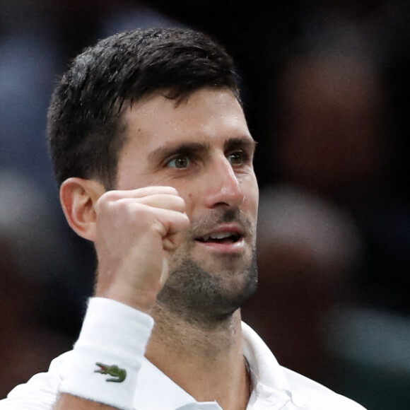 Le Serbe Novak Djokovic se hisse en demi-finale en battant l'Américain Taylor Fritz (6-4, 6-3) lors du tournoi de tennis Rolex Paris Masters, le 5 novembre 2021. © Aurélien Morissard / Panoramic / Bestimage