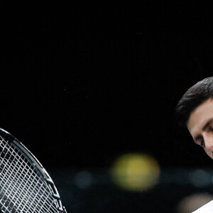 Le Serbe Novak Djokovic se hisse en demi-finale en battant l'Américain Taylor Fritz (6-4, 6-3) lors du tournoi de tennis Rolex Paris Masters, le 5 novembre 2021. © Aurélien Morissard / Panoramic / Bestimage