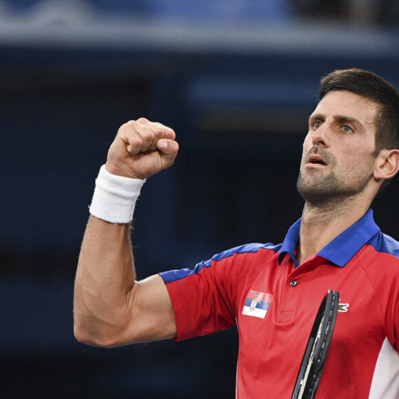 Novak Djokovic bat l'Allemand Jan-Lennard Struff (6-4, 6-3) lors des jeux olympiques de Tokyo 2020, le 26 juillet 2021.