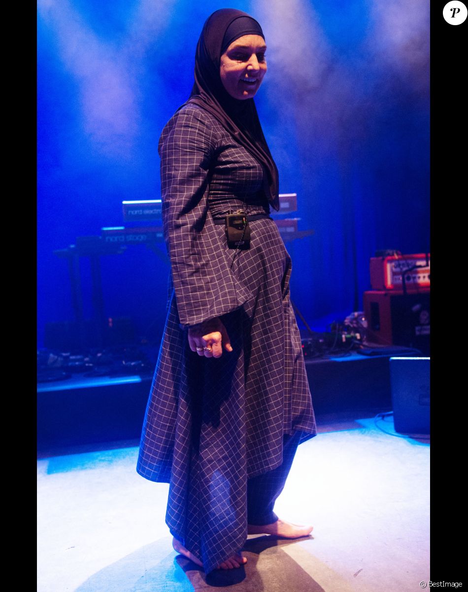 Sinead O'Connor se produit sur la scène du "Shepherd's Bush Empire" à Londres, le 16 décembre 2019.