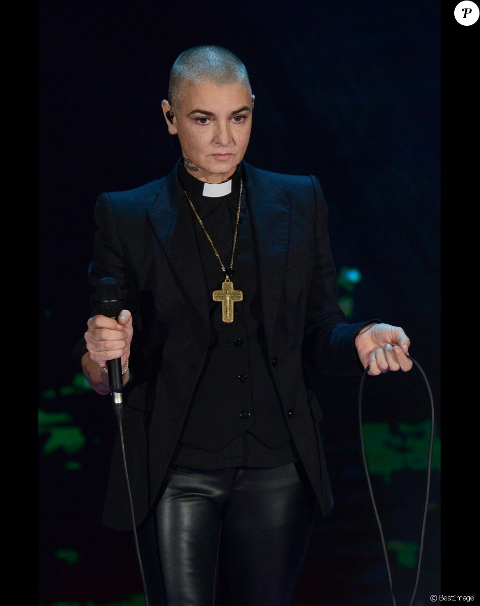 Sinéad O'Connor chante sur le plateau de l'émission "Che Tempo Che Fa" à Milan.