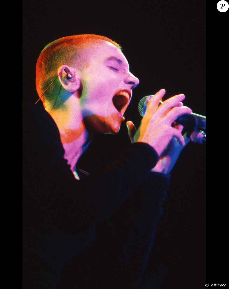 Archives - Sinéad O'Connor en concert en 1990.