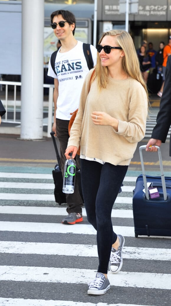 Amanda Seyfried et Justin Long arrivent à l' aéroport de Narita au Japon Le 31 Mai 2014