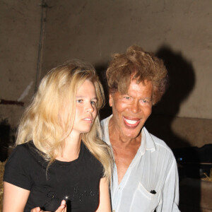 Igor Bogdanov (Bogdanoff) et sa compagne Julie Jardon - Vernissage de l'exposition "Grès Paille Box" de la sculptrice Sylvie Malys Lors à l'occasion des Journées Européennes du Patrimoine à la caserne des Célestins siège de l'état-major de la Garde républicaine à Paris, France, le 14 septembre 2018. © Philippe Baldini/Bestimage 