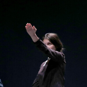 Le metteur en scène de la pièce Safy Nebbou, Laetitia Casta et la pianiste Isil Bengi saluent à la fin de la Générale de la pièce "Clara Haskil, prélude et fugue" au théâtre du Rond Point à Paris, France, le 5 janvier 2022. © Bertrand Rindoff Petroff/Bestimage 