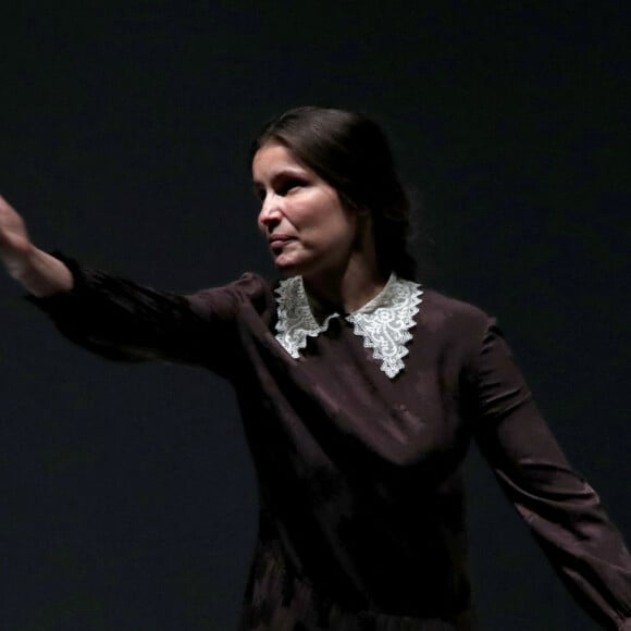 Laetitia Casta et sa partenaire, la pianiste Isil Bengi, saluent à la fin de la Générale de la pièce "Clara Haskil, prélude et fugue" au théâtre du Rond Point à Paris, France © Bertrand Rindoff Petroff/Bestimage 