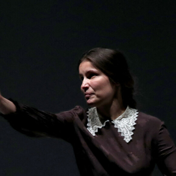 Laetitia Casta et sa partenaire, la pianiste Isil Bengi, saluent à la fin de la Générale de la pièce "Clara Haskil, prélude et fugue" au théâtre du Rond Point à Paris, France, le 5 janvier 2022. © Bertrand Rindoff Petroff/Bestimage 