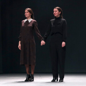 Laetitia Casta et sa partenaire, la pianiste Isil Bengi, saluent à la fin de la Générale de la pièce "Clara Haskil, prélude et fugue" au théâtre du Rond Point à Paris, France, le 5 janvier 2022. © Bertrand Rindoff Petroff/Bestimage 