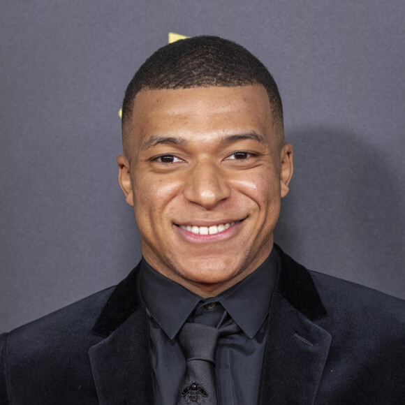 Kylian Mbappé - Photocall de la cérémonie du Ballon d'Or 2021 au Théâtre du Châtelet le 29 novembre 2021. © Cyril Moreau/Bestimage