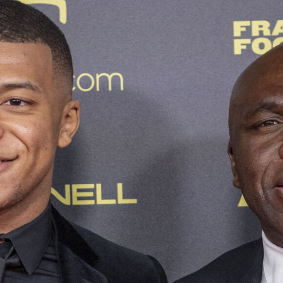 Kylian Mbappé et son père Wilfried Mbappé - Photocall de la cérémonie du Ballon d'Or 2021 au Théâtre du Châtelet le 29 novembre 2021. © Cyril Moreau/Bestimage
