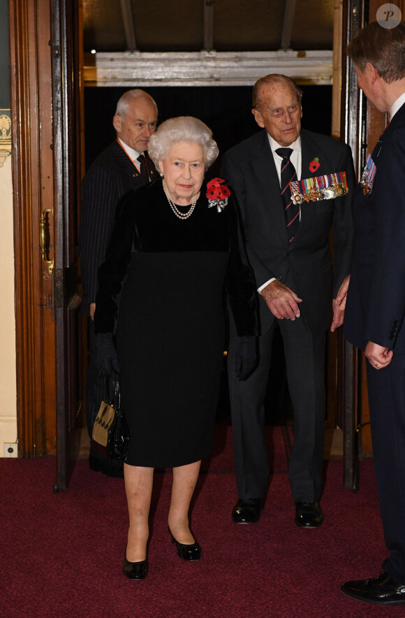 La reine Elisabeth II d'Angleterre et le prince Philip - La famille Royale d'Angleterre assiste au "Festival of Remembrance 2017" pour la commémoration du 11 novembre au théâtre Albert hall de Londres le 11 novembre 2017.  Queen Elizabeth II and the Duke of Edinburgh arrive at the annual Royal Festival of Remembrance at the Royal Albert Hall, London. 