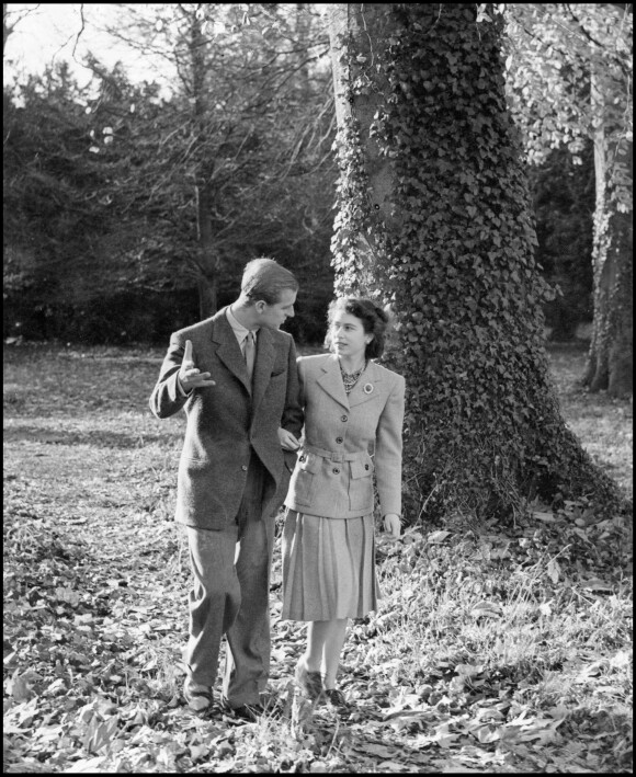 La reine Elizabeth et son mari le prince Philip célèbrent leurs noces de diamant à Broadlands, où ils avaient passé leur nuit de noce en 1947, 60 ans plus tôt. 