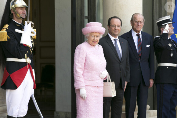 Le président français, François Hollande, arrive au palais de l'Elysée en compagnie de la reine Elisabeth II d'Angleterre et le prince Philip, duc d'Edimbourg, pour un entretien, à l'occasion des commémorations du 70ème anniversaire du débarquement. Le 5 juin 2014