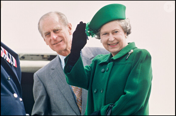 La reine Elizabeth et son mari le prince Philip à l'aéroport d'Heathrow, en 1989.