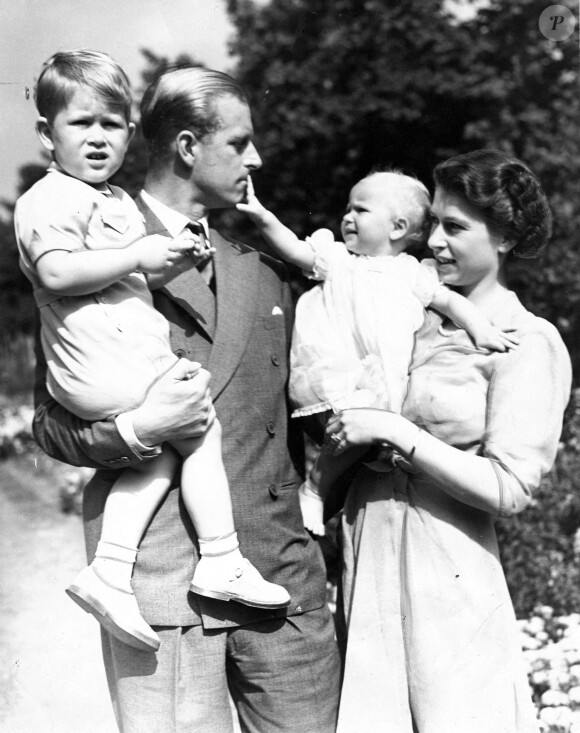 Le prince Philip, duc d'Edimbourg et la reine Elisabeth II d'Angleterre et leurs enfants, le prince Charles et la princesse Anne. 1951