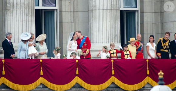 Le prince Charles, Camilla Parker Bowles, duchesse de Cornouailles, la reine Elisabeth II d'Angleterre et le prince Philip, duc d'Edimbourg, Pippa Middleton et le prince Harry, lors du mariage du prince William et de Kate Middleton. Le 29 avril 2011