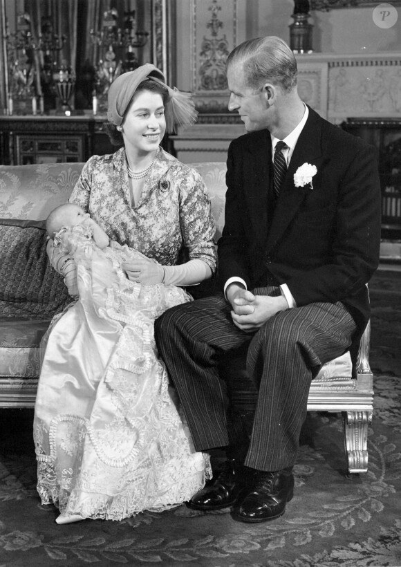 La reine Elisabeth II d'Angleterre et le prince Philip, duc d'Edimbourg, et leur fille, la princesse Anne, après la cérémonie de son baptême. Le 21 octobre 1950