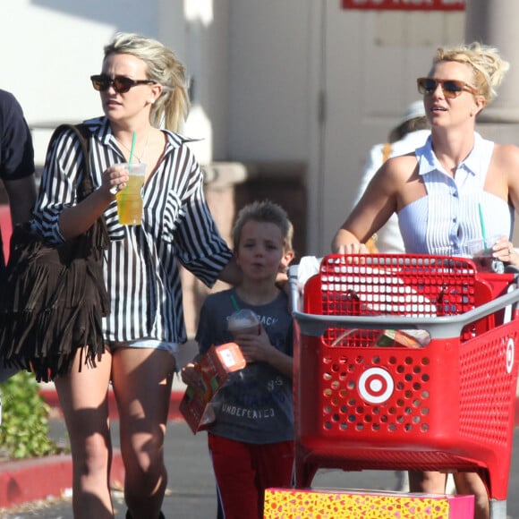 Britney Spears et sa soeur Jamie Lynn Spears à Thousand Oaks, le 25 novembre 2012.