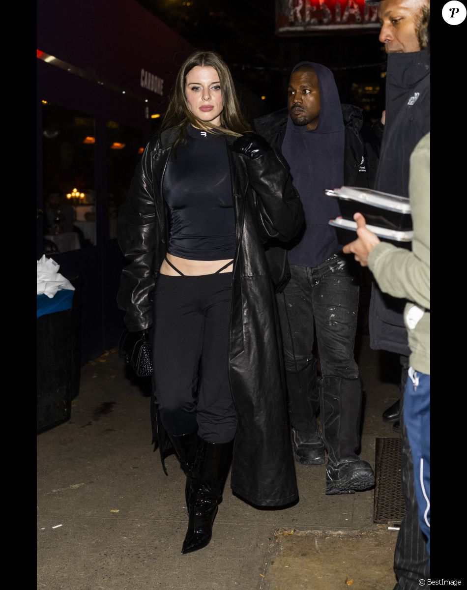 Kanye West (ye) et sa compagne Julia Fox à la sortie du restaurant "Carbone" à New York