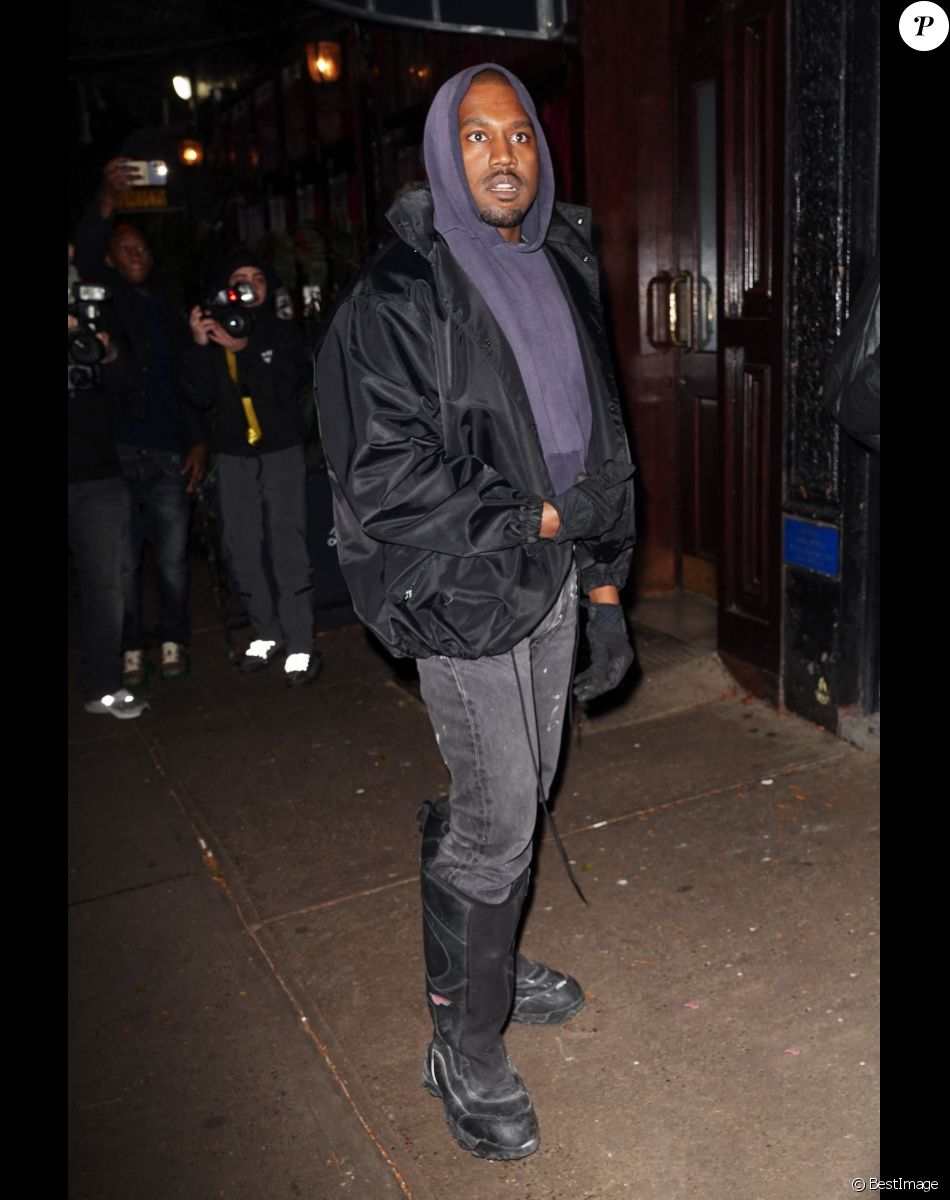 Kanye West et sa nouvelle compagne présumée Julia Fox quittent le restaurant "Carbone" à New York, le 4 janvier 2022.