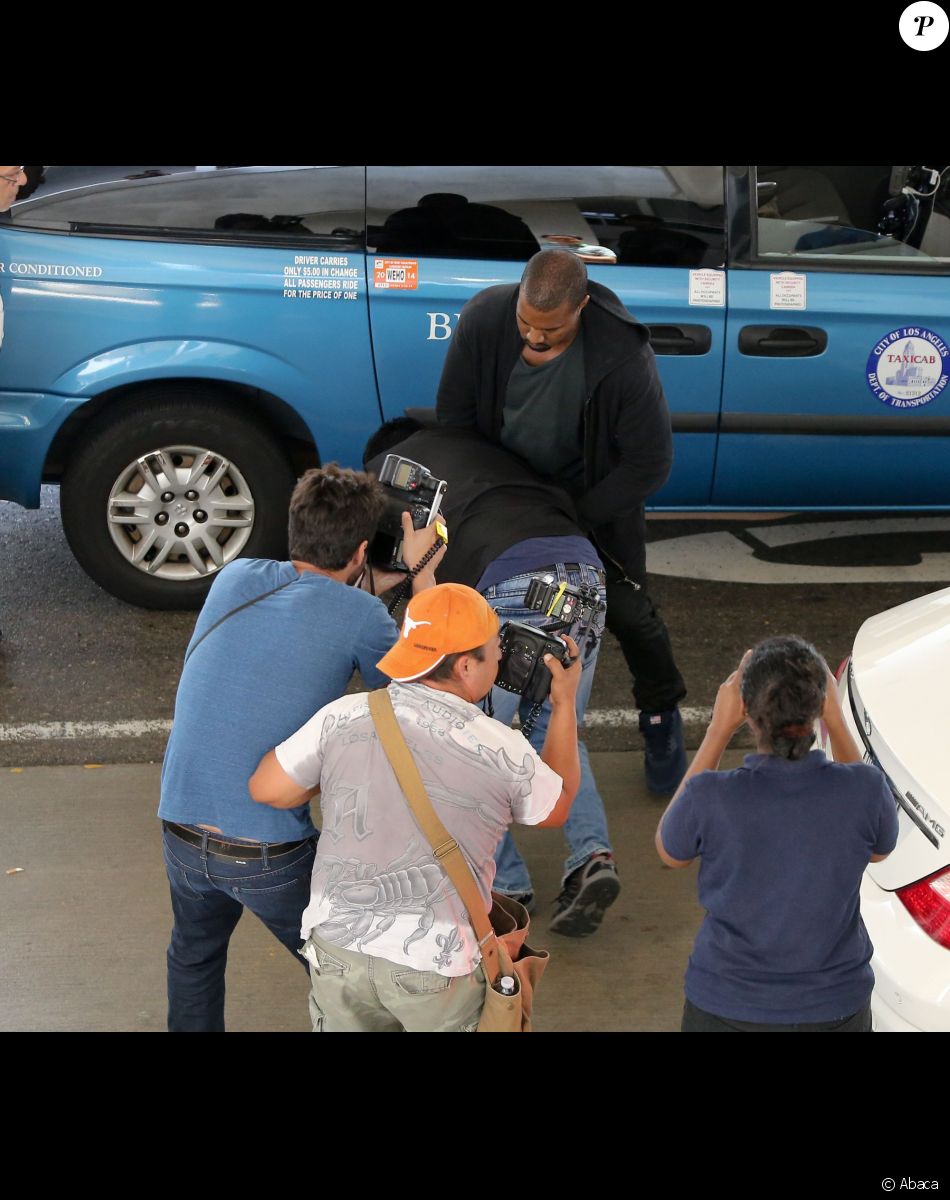 Kanye West et le paparazzi Daniel Ramos en pleine altercation à l'aéroport LAX. Los Angeles, le 19 juillet 2013.