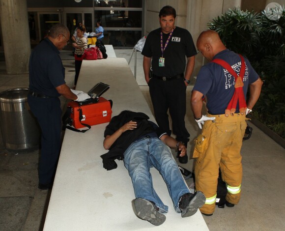 Le paparazzi Daniel Ramos, soigné par les pompiers à l'issue de son altercation avec Kanye West à l'aéroport LAX. Los Angeles, le 19 juillet 2013.