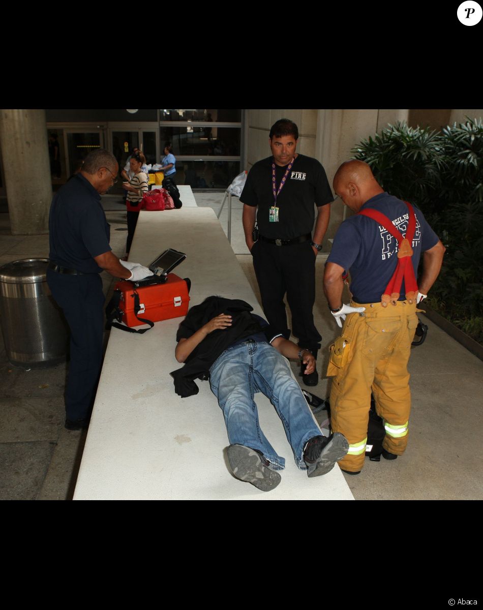 Le paparazzi Daniel Ramos, soigné par les pompiers à l'issue de son altercation avec Kanye West à l'aéroport LAX. Los Angeles, le 19 juillet 2013.