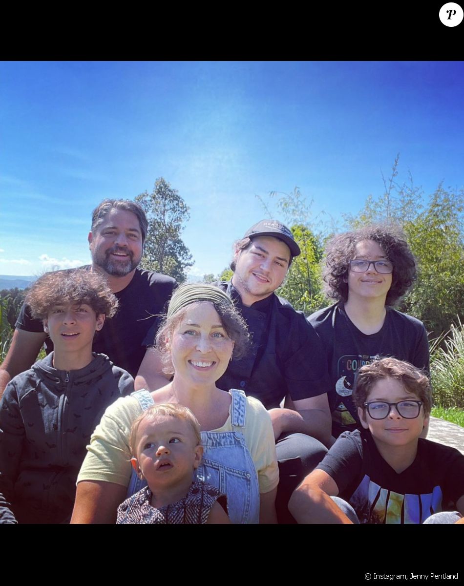 Jenny Pentland, la fille de Roseanne Barr, son mari et leurs cinq enfants. Janvier 2022.