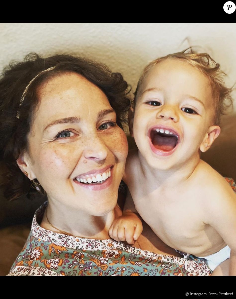 Jenny Pentland, la fille de Roseanne Barr, et son petit garçon. Janvier 2022.