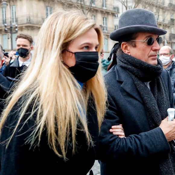 Julie Jardon et Francis Lalanne - Arrivées à la messe en hommage aux frères Igor et Grichka Bogdanoff (Bogdanov) en l'église de La Madeleine à Paris. Le 10 janvier 2022 © Jacovides-Moreau / Bestimage