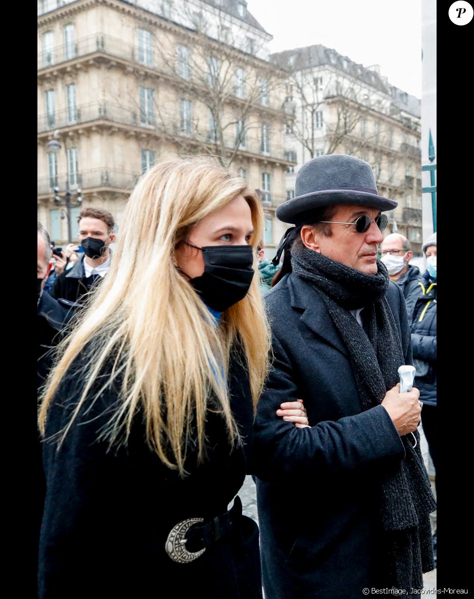 Julie Jardon et Francis Lalanne - Arrivées à la messe en hommage aux frères Igor et Grichka Bogdanoff (Bogdanov) en l'église de La Madeleine à Paris. Le 10 janvier 2022 © Jacovides-Moreau / Bestimage
