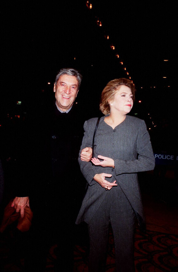 Nino Cerruti et Kathleen Turner à la première du film "Sabrina" à New York en 1995.