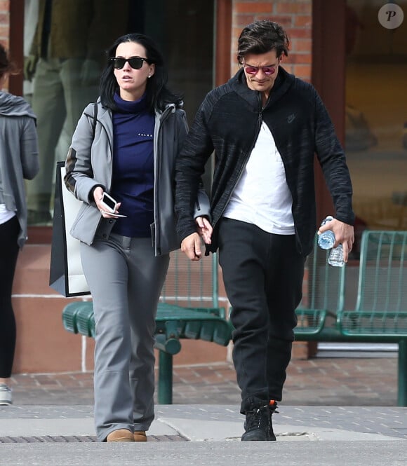 Le couple Katy Perry et Orlando Bloom se promènent en amoureux dans les rues de Aspen. Le 8 avril 2016 