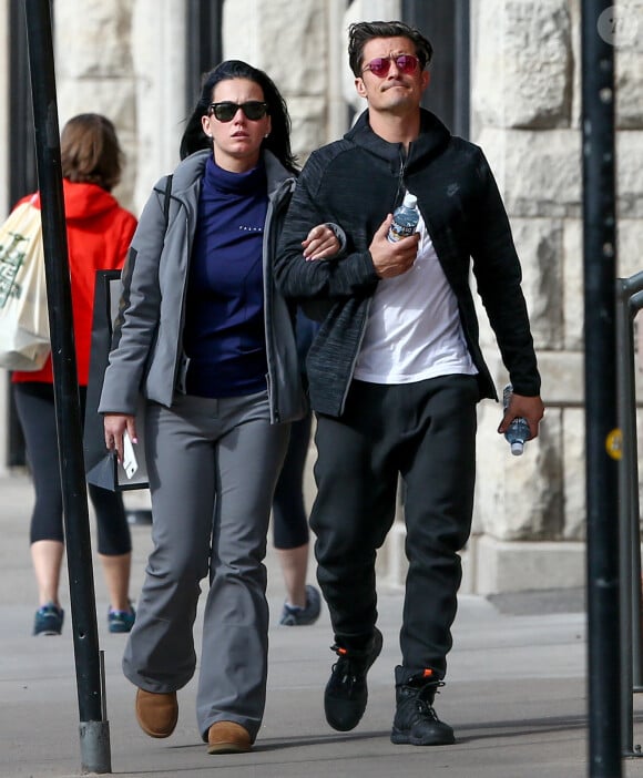 Le couple Katy Perry et Orlando Bloom se promènent en amoureux dans les rues de Aspen.