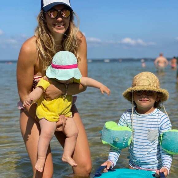 Clémentine Sarlat avec ses filles Ella et Jasmine à la plage