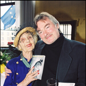 Archives - Paulette Dubost reçoit la médaille des arts et des lettres en 2000, avec Christian Rauth.