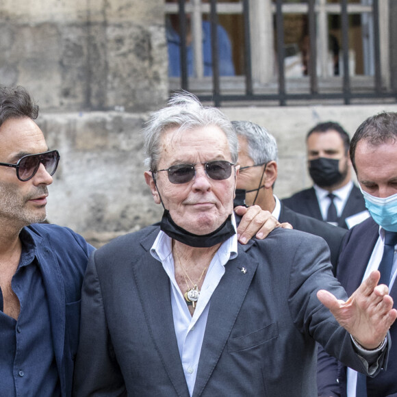 Anthony Delon, Alain Delon - Obsèques de Jean-Paul Belmondo en l'église Saint-Germain-des-Prés, à Paris le 10 septembre 2021. © Cyril Moreau / Bestimage