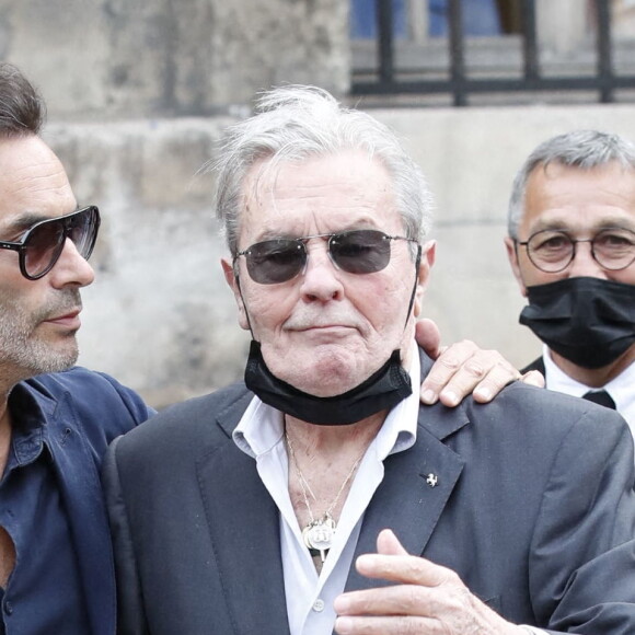 Anthony Delon, Alain Delon - Obsèques de Jean-Paul Belmondo en l'église Saint-Germain-des-Prés, à Paris le 10 septembre 2021. © Cyril Moreau / Bestimage