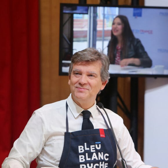 Arnaud Montebourg présente son miel au public pendant le salon Made in France à Paris le 8 novembre 2019. © Jonathan Rebboah/Panoramic/Bestimage