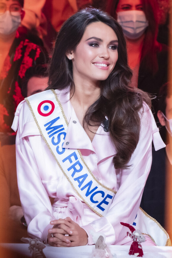 Exclusif - Diane Leyre (Miss France 2022) - Pendant l'émission TPMP (Touche Pas à Mon Poste) présentée en direct par C.Hanouna le 13/12/21 en direct sur C8, Paris le 13 décembre 2021. © Jack Tribeca / Bestimage 
