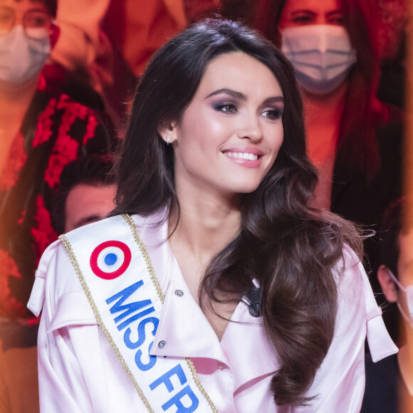 Exclusif - Diane Leyre (Miss France 2022) - Pendant l'émission TPMP (Touche Pas à Mon Poste) présentée en direct par C.Hanouna le 13/12/21 en direct sur C8, Paris le 13 décembre 2021. © Jack Tribeca / Bestimage 