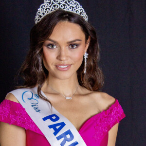 Shooting photo de Diane Leyre Miss Île-de-France 2021 et Miss Paris 2021, à Paris, France, le 21 juillet 2021. Robe longue Christophe Guillarmé en faille de soie fuchsia, appliquée de dentelle ton sur ton à l'encolure bateau et fente à la jambe, maquillage et coiffure Elysées Marbeuf. © Edward Tur via Bestimage