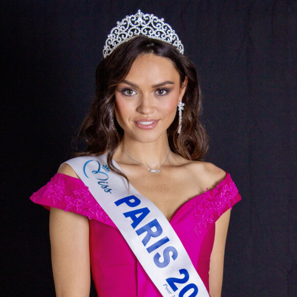 Shooting photo de Diane Leyre Miss Île-de-France 2021 et Miss Paris 2021, à Paris, France, le 21 juillet 2021. Robe longue Christophe Guillarmé en faille de soie fuchsia, appliquée de dentelle ton sur ton à l'encolure bateau et fente à la jambe, maquillage et coiffure Elysées Marbeuf. © Edward Tur via Bestimage