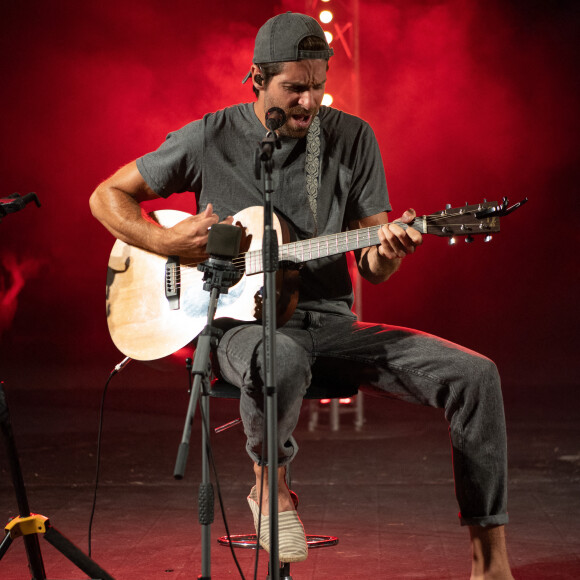 Exclusif - Tom Leeb en live à l'Auditorium du Parc St Vincent à Carqueiranne, France, le 17 août 2021. © Patrick Carpentier/Bestimage