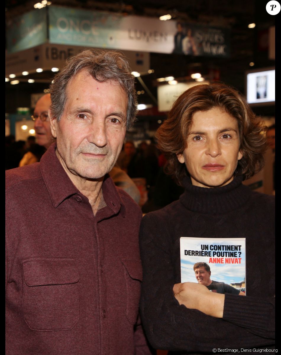 Jean-Jacques Bourdin et sa femme Anne Nivat lors du salon du livre de Paris le 17 Mars 2018 à la Porte de Versailles de Paris. © Denis Guignebourg/Bestimage
