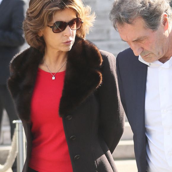Jean-Jacques Bourdin et sa femme Anne Nivat - Obsèques de Jean-Noël Tassez, le compagnon de Charlotte Rampling, au crématorium du cimetière du Père-Lachaise à Paris, le 9 octobre 2015.