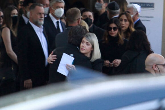 Kelly Rizzo (la veuve de Bob Saget) - La famille et les amis se réunissent pour les funérailles de Bob Saget au "Mt. Sinai Memorial Parks and Mortuaries" à Los Angeles, le 14 janvier 2022. 