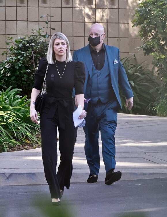 Kelly Rizzo (la veuve de Bob Saget) et Jeff Ross - La famille et les amis se réunissent pour les funérailles de Bob Saget au "Mt. Sinai Memorial Parks and Mortuaries" à Los Angeles, le 14 janvier 2022. 